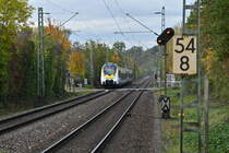 8442 115 führt eine Doppeleinheit dreiteiliger Abelliotriebwagen der Linie RE 10a bei Offenau gen Heilbronn, in wenigen Minuten wird der Zug seinen nächsten Halt Bad Friedrichshall Hbf erreichen. Samstag den 23.10.2021