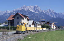Die Schoema Diesellok des Diabaswerk Saalfelden mit Seitenkippwagen unterwegs vom ÖBB Bahnhof zur Ladestelle am Werk. Saalfelden, 12.09.1994, 12.26u. Scan (Bild 6704, Fujichrome100).