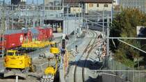 Baustelle Appenzellerbahn in St. Gallen: Die Strecke zwischen St. Gallen HB (AB) und Riethüsli wird begradigt und eine neue Haltestelle  St. Gallen Güterbahnhof  angelegt. In diesen Tagen wird die Neubaustrecke an die Stammlinie angeschlossen.

Ein Überblick über die Baustelle, aufgenommen von der St. Ottmarbrücke. Unmittelbar vor der Einfahrtsweiche wird die Güterbahnhofstrasse die Bahngleise überqueren, so dass die Füssgänger und Radfahrer einen sicheren Übertritt haben werden.

Foto: Luka Streck
St. Gallen St. Ottmar, 23.10.2021