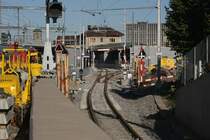 Baustelle Appenzellerbahn in St. Gallen: Die Strecke zwischen St. Gallen HB (AB) und Riethüsli wird begradigt und eine neue Haltestelle  St. Gallen Güterbahnhof  angelegt. In diesen Tagen wird die Neubaustrecke an die Stammlinie angeschlossen.

Die Einfahrt in den neuen Bahnhof  St. Gallen Güterbahnhof , Sicht aus Richtung Riethüsli. Auf Höhe des Mastens mit dem Schrankensignal zweigte die alte Linie nach rechts ab.

Aufgenommen von der Güterbahnhofstrasse, vor der Baustellenabschrankung stehend.

St. Gallen Güterbahnhof, 23.10.2021