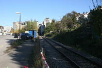 Baustelle Appenzellerbahn in St. Gallen: Die Strecke zwischen St. Gallen HB (AB) und Riethüsli wird begradigt und eine neue Haltestelle  St. Gallen Güterbahnhof  angelegt. In diesen Tagen wird die Neubaustrecke an die Stammlinie angeschlossen.

Blick auf die alte Strecke in Richtung St. Gallen Hauptbahnhof. Hier wird definitiv kein Zug mehr fahren, da dieses Teilstück bereits von der Stammstrecke abgetrennt ist. Wie auf dem Bild ersichtlich, ist die Oberleitung bereits zurück gebaut.

St. Gallen Güterbahnhof, 23.10.2021