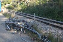 Baustelle Appenzellerbahn in St. Gallen: Die Strecke zwischen St. Gallen HB (AB) und Riethüsli wird begradigt und eine neue Haltestelle  St. Gallen Güterbahnhof  angelegt. In diesen Tagen wird die Neubaustrecke an die Stammlinie angeschlossen.

Auf der alten Strecke sind die Fahrleitungen bereits zurück gebaut. Neben dem Gleis auf dem Gehweg sind die Überreste der Fahrdrahtträger für den weiteren Transport bereit gestellt. Es waren auch Kilometer- und Geschwindigkeitstafeln auf dem Haufen zu erkennen, frei für jeden greifbar.

St. Gallen Güterbahnhof, 23.10.2021