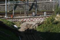 Baustelle Appenzellerbahn in St. Gallen: Die Strecke zwischen St. Gallen HB (AB) und Riethüsli wird begradigt und eine neue Haltestelle  St. Gallen Güterbahnhof  angelegt. In diesen Tagen wird die Neubaustrecke an die Stammlinie angeschlossen.

Vor einem Jahr hatte ich diese Stelle schon mal ausgesucht (ID 1198605), damals fuhr der Triebwagen noch um die Kurve. Diese ist nun bereits zurückgebaut, der Rest der alten Strecke wird wohl die Tage noch folgen. Hinter der Bauabsperrung ist die Verbindung zur Neubaustrecke zu sehen.

St. Gallen Güterbahnhof, 23.10.2021