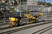 Baustelle Appenzellerbahn in St. Gallen: Die Strecke zwischen St. Gallen HB (AB) und Riethüsli wird begradigt und eine neue Haltestelle  St. Gallen Güterbahnhof  angelegt. In diesen Tagen wird die Neubaustrecke an die Stammlinie angeschlossen.

Für die Arbeiten an der Fahrleitung wurden von der Firma Steiner die beiden Zweiwege - Hebekräne  Dion  und  Rhea  eingesetzt. Am heutigen Samstag ruhen sie auf den Gleisen vor der St. Leonhardbrücke aus.

St. Gallen, 23.10.2021