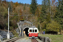 La Traction.
Erinnerung an die 50er Jahre der Chemins de fer du Jura (CJ).
Impressionen vom 23. Oktober 2021 mit dem La Traction ehemals CJ CFe 4/4 601 und Bt 702 von einer herbstlichen Sonderfahrt.
Da sich auf der weit abgelegenen CJ Station Bollement stündlich zwei Planzüge kreuzen, wurde der Sonderzug längere Zeit auf dem Gleisstumpen vor dem Tunnel abgestellt, was eher sehr selten vorkommt. Links im Bilde ist noch ein kleiner Teil der Weiche erkennbar vom Streckengeleise. Diese Aufnahme ist während einer langen Zugspause entstanden. Mein Standort befand sich auf dem kleinen Perron zwischen den zwei Kreuzungsgeleisen. Optimiert wurde diese seltene Ansicht mit dem historischen Sonderzug mit einem Bildausschnitt Fotoshop. 
Foto: Walter Ruetsch