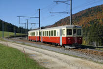 La Traction.
Erinnerung an die 50er Jahre der Chemins de fer du Jura (CJ).
Impressionen vom 23. Oktober 2021 mit dem La Traction ehemals CJ CFe 4/4 601 und Bt 702 von einer herbstlichen Sonderfahrt.
Foto: Walter Ruetsch