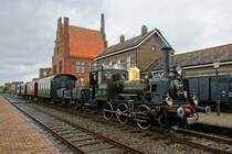 Lok 7742 wartet mit einem Lokalbahnzug im Bahnhof Medemblik auf die Abfahrt (22.10.2021)