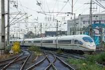 DB ICE 403 022  Einziganders  Regenbogen-ICE bei der Einfahrt in Köln Hbf, Oktober 2021. Ende des Bahnsteiges fotografiert!