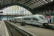 DB ICE 403 022  Einziganders  Regenbogen-ICE in Köln Hbf, Oktober 2021.