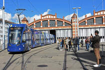 Am 22.10.2021 wird im Depot Wiesenplatz das Roger Federer Tram vorgestellt. Am Nachmittag, bei sonnigem Wetter kann man das Tram auch im freien sehen. Rechts im Bild steht Roger Federer.