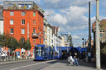 Am 22.10.2021 wird im Depot Wiesenplatz das Roger Federer Tram vorgestellt. Nun geht es auf die Jungfernfahrt. Auch hier darf Roger Federer im Führerstand mitfahren. Hier fährt das Tram zur Haltestelle Wiesenplatz.