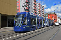 Am 22.10.2021 wird im Depot Wiesenplatz das Roger Federer Tram vorgestellt. Nun geht es auf die Jungfernfahrt. Auch hier darf Roger Federer im Führerstand mitfahren. Hier fährt das Tram Richtung Haltestelle CIBA. Die Fahrt führt durch die Innerstadt zum St. Jakob, wo Marco Streller, Bruno Rahmen und Fabian Frei auf Roger warten.