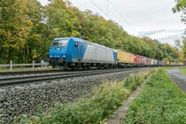 185 523-8 mit einen Aufliegerzug in Vollmerz am 20.10.2021