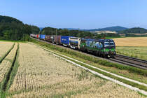 Aktuell überbieten sich die einzelnen EVUs geradezu bei der äußeren Gestaltung ihrer eingesetzten Lokomotiven, um auf die Umweltfreundlichkeit des Verkehrs auf der Schiene hinzuweisen. Der von der WLC angemietete Vectron 193 213 trägt eine Seitenbeschriftung bezüglich eines  green deal on track , den es aber nur in der Phantasie der Werbekaufleute gibt. Am 21. Juli 2021 konnte ich die Lok vor dem KLV-Zug DGS 41157 von Rheinhausen nach Budapest Soroksar Terminal bei Darshofen in der Oberpfalz aufnehmen.
