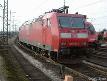 185 094-4 steht auf der Lokinsel in Maschen. Im Hintergrund ist ein �BB Taurus zu erkennen...