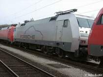 152 041-0 der DB Cargo N�rnberg ist Werbelok f�r Porsche. Hier steht sie im Abstellbereich in Maschen zwischen anderen DB - Cargo / Railion - Loks.