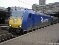 185 515-4 vor dem Flex im Hamburger Hbf. Hinter der Lok steht ein gr�ner ABm DB R&T M�nster, der an die NOB verliehen wurde.