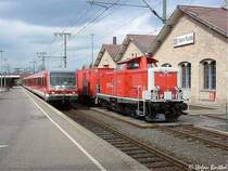 W�hrend 628 / 928 321 nach Gersfeld ausf�hrt, mu� 714 010-6 mit dem Tunnelhilfszug Fulda hoffentlich nie zu einem Einsatz.
Sie steht zwischen Bahnhof und Werk Fulda.
M�rz 2004