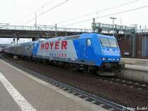 Normalerweise kennt man Hoyer - Loks vor G�terz�gen. 185 CL - 005 hat hier den jedoch den HSV - Fanzug in Hamburg - Harburg bereitgestellt. Den Zug stellt die Firma SvG, er f�hrt an diesem Tag zum Spiel nach Schalke. Sonst sieht man vor diesem Zug Rail4Chem Loks, allerdings ist Hoyer Teilhaber bei R4C.
