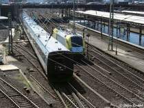 Ein d�nischer IC3 begegnet einer Siemens Dispolok im Vorfeld des Hamburger Hbf.
W�hrend der IC3 in den Betriebshof am Hbf f�hrt, wartet die ES 64 U2 auf den n�chsten Flex.
Ostersamstag 2004