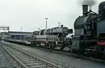 094 642 vor leerem RoLa-Zug  051 788   im Bw