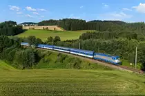 Früh aufgestanden bin ich am 30. Juli 2021, um den EC 330 auf seiner Fahrt von Linz HBF nach Praha-Holešovice im Waldburger Bogen aufzunehmen. Dieser Zug bringt internationalen Flair auf die beschauliche Summerauerbahn im oberösterreichischen Mühlviertel. Hinter der Lok befindet sich ein Schlafwagen, der mit dem NJ 467 aus Zürich kommt - also eine der selten gewordenen Kurswagenverbindungen. An diesem Tag war der auch unter der Bezeichnung  Jižní expres  verkehrende Zug mit der 380 005 bespannt. Für die modellbahngerechte Umsetzung eines Schnellzuges sind die planmäßigen fünf Wagen übrigens optimal.  