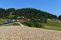 Am 30. Juli 2021 stand das Weizenfeld am Semmelhof bereits kurz vor der Ernte. Die beschauliche Idylle im oberösterreichischen Mühlviertel wurde durch die Durchfahrt des Metrans-Containerzuges G 41501 von Prag nach Salzburg Liefering nur kurz gestört. Die gut ausgelastete Verbindung wurde an diesem Tage von 383 404 befördert. Kaum zu glauben, wenige Minuten bevor die Aufnahme entstand, war der Himmel noch komplett bewölkt und es fielen ein paar Regentropfen.  