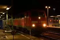GfF 111 056-8 am Bahnsteig Gleis 1 mit einem N-Wagenzug und Wittenbergesteuerwagen als RE 10 nach Heilbronn Hbf urz vor der Abfahrt.
Die Aufnahme ist eine Freihandaufnahme vom Bahnsteig Gleis 12 ausgemacht am Abend des 26.11.2021