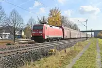 152 094 mit dem Mercedeszug in Thüngersheim in Richtung Karlstadt fahrend.
Ungewöhnlicherweise sind diesmal die geschlossen Wagons vorne im Zugverband und die normalen Autotransporter bilden das Schlußlicht. 9.11.2021