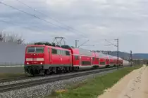 Eines der wenigen noch verbliebenen Gnadenbrote für die Baureihe 111, ist der Ringzug West wenn dort mal eine Traxx ausfällt. Dies war auch am 10.04.2021 der Fall und so musste 111 066 ran. Hier passiert sie mit einem RE nach Nürnberg Hbf die Fotografen in Pölling.