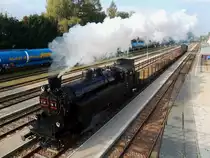 77.28 der ÖGEG dampft mit einem Gütersonderzug durch den Bhf. Ried; 141003