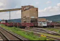 76 111 ist, wie jeden Tag, mit offenen Güterwagen im Bahnhof Könitz(Thür) zu sehen. Mit diesem Anhang geht es bald nach Cheb (CZ).
Tele-Aufnahme vom Bahnsteig 2.

🧰 Stahlwerk Thüringen GmbH (SWT)
🚩 Bahnstrecke Leipzig–Probstzella (KBS 555)
🕓 20.8.2021 | 14:13 Uhr
