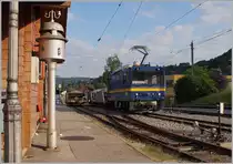 Die MOB Gem 2/2 2504 rangiert in Blonay Schotterwagen. 

27. August 2021