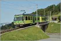 Auf dem Streckenabschnitt von Gryon bis Bevieux ist die Linie der BVB eigentrassiert. Kurz nach Les Posses, die Haltestelle rechts in der Bildmitte zu erkennen, ist der Bhe 4/4 92 auf dem Weg nach Bex.

24. August 2021