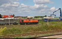 203 149-0 (203 383-5) beim Rangieren mit beladenen Flachwagen am Stahllager in Könitz.
Aufgenommen vom Bahnsteig 1.

🧰 ALSTOM Lokomotiven Service GmbH, vermietet an Stahlwerk Thüringen GmbH (SWT)
🚩 Bahnstrecke Leipzig–Probstzella (KBS 555)
🕓 20.8.2021 | 15:05 Uhr