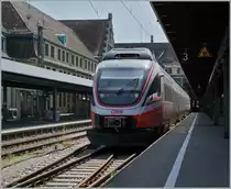 Der ÖBB ET 4024 089-7 wartet im typischen Sommer Lindauer Gegenlicht in Lindau Insel auf die Abfahrt nach Feldkirch. 

14. August 2021