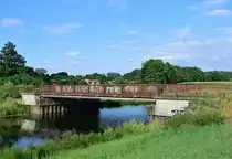 Am Rand von Dannenberg überquert die Jeetzeltalbahn den Prisserscher Bach. Die Brücke war einst 2 gleisig und rechts lag einst der Bahnhof Dannenberg West. Davon ist heute nicht mehr viel übrig.

Dannenberg 31.07.2021