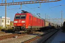 DB Lok 185 104-7 durchfährt den Bahnhof Pratteln. Die Aufnahme stammt vom 09.11.2021.