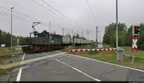 Im Braunkohlegebiet Jänschwalde werden die werkseigenen Züge mitunter auch geschoben – von Weitem schon zu hören an einem Läuten. Hier kommt 4-316 (LEW EL2m) mit Schlusslicht am Bahnübergang auf der L 473 Richtung Kraftwerk Jänschwalde vorbei. Dieses soll bis 2028 vollständig stillgelegt werden.

🧰 Lausitz Energie Bergbau AG (LEAG)
🚩 Kohleverbindungsbahn Lausitz
🕓 28.8.2021 | 7:58 Uhr
