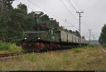 Gut eine Stunde, nachdem 4-316 (LEW EL2m) die Wagen Richtung Kraftwerk Jänschwalde schob, konnte sie nun vorwärts fahrend und wieder mit beiden Stromabnehmern am Fahrdraht bei Teichland aufgenommen werden.

🧰 Lausitz Energie Bergbau AG (LEAG)
🚩 Kohleverbindungsbahn Lausitz
🕓 28.8.2021 | 9:03 Uhr