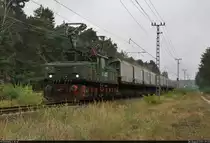 Gut eine Stunde, nachdem 4-316 (LEW EL2m) die Wagen Richtung Kraftwerk Jänschwalde schob, konnte sie nun vorwärts fahrend und wieder mit beiden Stromabnehmern am Fahrdraht bei Teichland aufgenommen werden.

🧰 Lausitz Energie Bergbau AG (LEAG)
🚩 Kohleverbindungsbahn Lausitz
🕓 28.8.2021 | 9:03 Uhr
