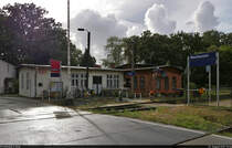 Empfangsgebäude und mechanisches Fahrdienstleiter-Stellwerk  B1  mit Wechselstromblock und Kurbelschranke im Bahnhof Neuhausen(Cottbus) bei Gegenlicht und leichtem Regen.

🚩 Bahnstrecke Berlin–Görlitz (KBS 220)
🕓 27.8.2021 | 16:54 Uhr