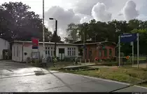 Empfangsgebäude und mechanisches Fahrdienstleiter-Stellwerk  B1  mit Wechselstromblock und Kurbelschranke im Bahnhof Neuhausen(Cottbus) bei Gegenlicht und leichtem Regen.

🚩 Bahnstrecke Berlin–Görlitz (KBS 220)
🕓 27.8.2021 | 16:54 Uhr
