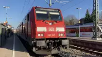 BR 245 036 wartet am 18.12.2021 in Erzingen (Baden) mit einem IRE 3 in Richtung Basel Bad Bf auf die Abfahrt.