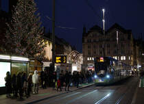 Marktplatz Basel am 4. Advent 2021 mit dem BLT Tango Be 6/10 177 der Linie 11 nach St. Louis.
Foto: Walter Ruetsch