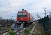 IL 482 049-4 (91 85 4482 049-4 CH-SBBC) am 17.12.2021 abgestellt in Leuna Werke Nord. Durch den Zaun fotografiert.