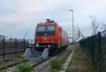 IL 482 049-4 (91 85 4482 049-4 CH-SBBC) am 17.12.2021 abgestellt in Leuna Werke Nord. Durch den Zaun fotografiert.