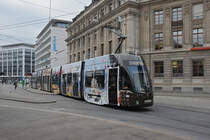 Be 6/8 Flexity 5015 mit der Hieber Werbung, auf der Linie 3, verlässt die Haltestelle am Aeschenplatz. Die Aufnahme stammt vom 24.11.2021.