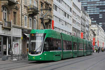 Be 6/8 Flexity 5044, auf der Linie 14, fährt zur Haltestelle Claraplatz. Die Aufnahme stammt vom 12.12.2021.