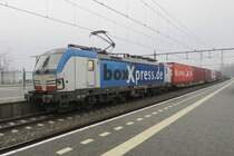 BoxXpress 193 836 schleppt ein KLV durch Blerick am mistigen 16.Dezember 2021